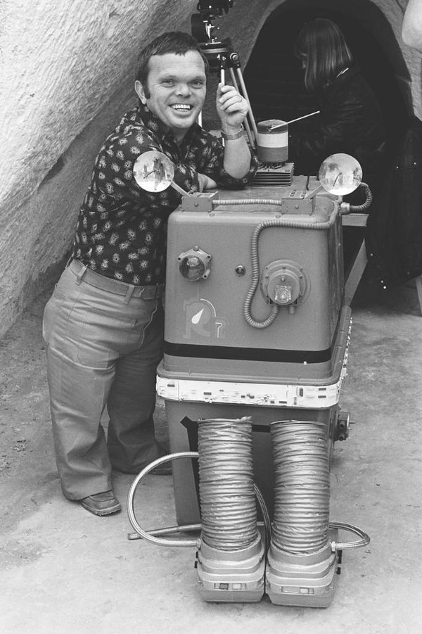 Jack Purvis with Gonk Droid on the set of Star Wars